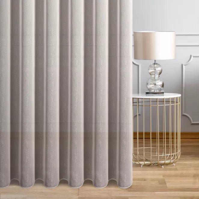 Firana szyta na taśmie 5 cm kremowa z tkaniny o strukturze siatki przetykanej nicią metaliczną, wykończona obciążnikiem Italissima Eva Minge