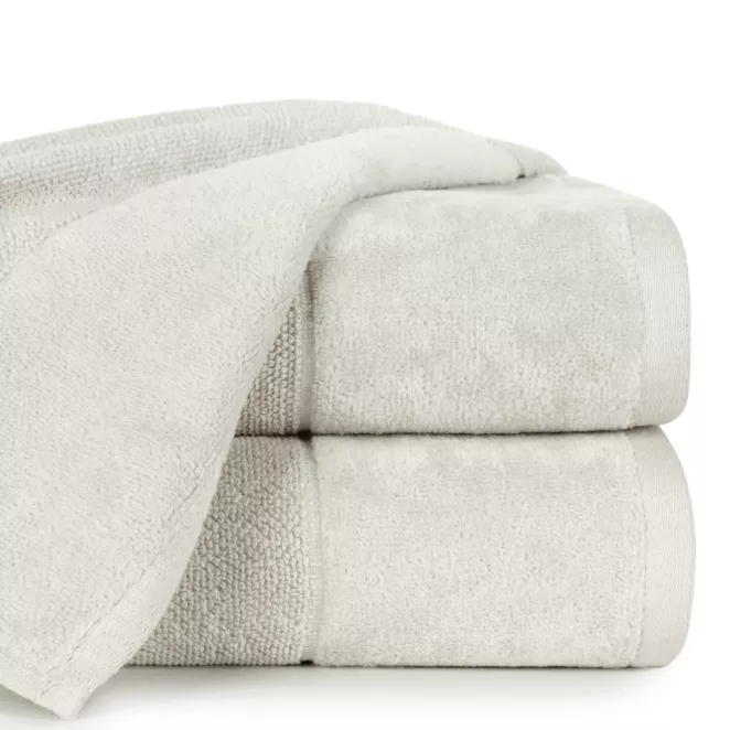 Ręcznik kąpielowy 50x90 cm bawełniany kolor kremowy zdobiony welwetową bordiurą 500 g/m2 FERO