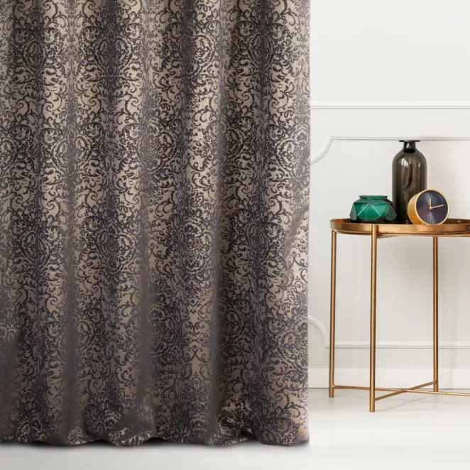 Zasłona szyta na taśmie 5 cm grafitowo złocista z połyskującej tkaniny zdobionej eleganckim wzorem Pierre Cardin