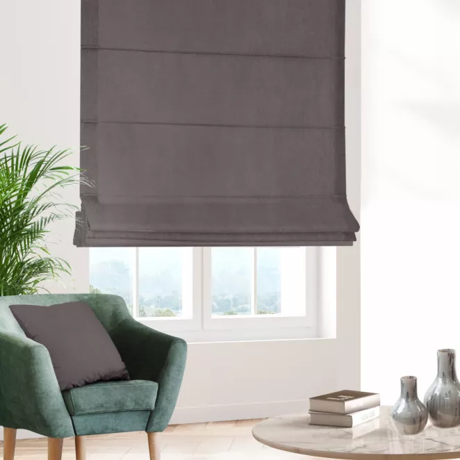 Roleta rzymska szarobeżowa z tkaniny o satynowym połysku zaciemniającej w 100%