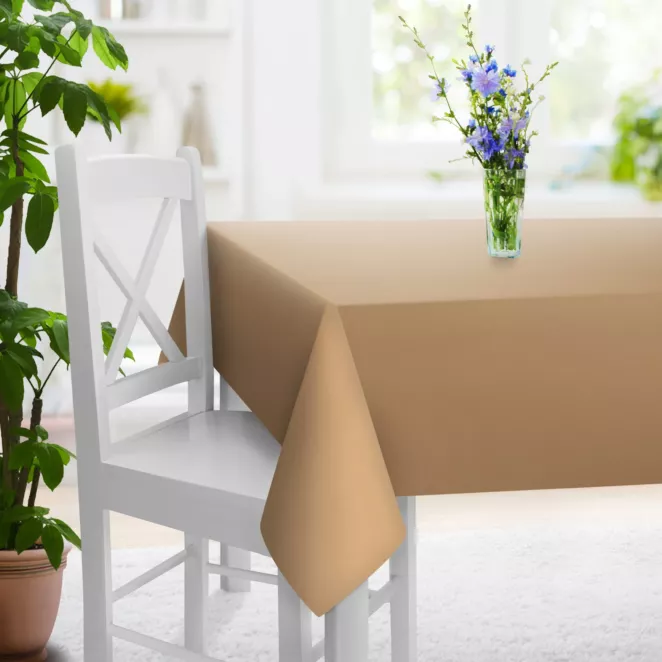 Obrus szyty beżowy z gładkiej tkaniny zaciemniającej typu dimout wykończona obciążnikiem