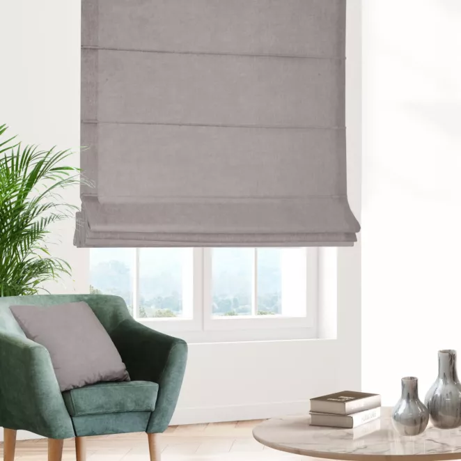 Roleta rzymska jasnosrebrna z miękkiej tkaniny szenilowej typu dimout o naturalnym splocie