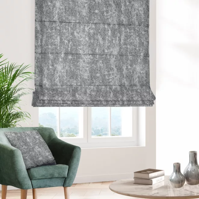 Roleta rzymska popielato srebrzysta z tkaninay o grubym, naturalnym splocie z delikatnym połyskiem