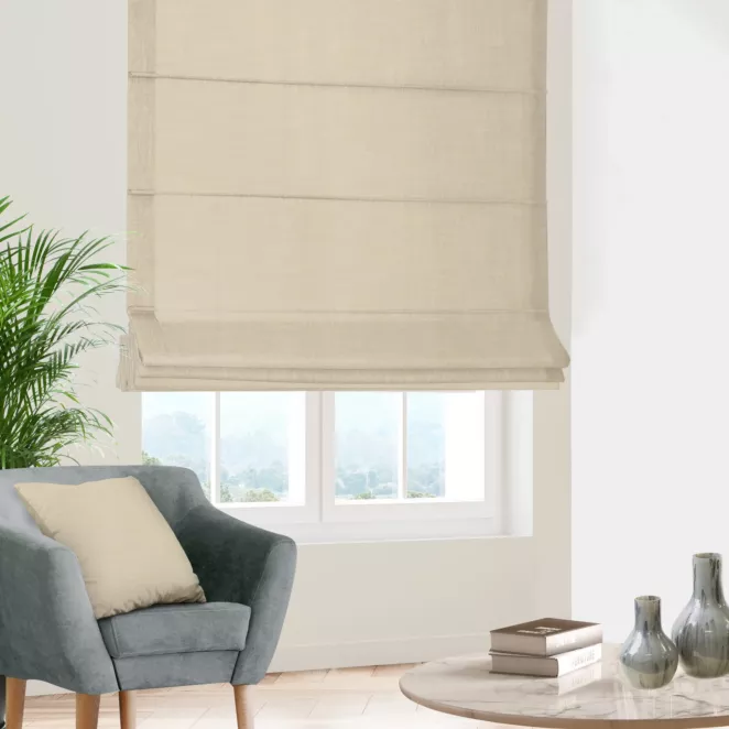 Roleta rzymska beżowa z miękkiej matowej tkaniny o nieregularnym wzorze z efektem melanżu