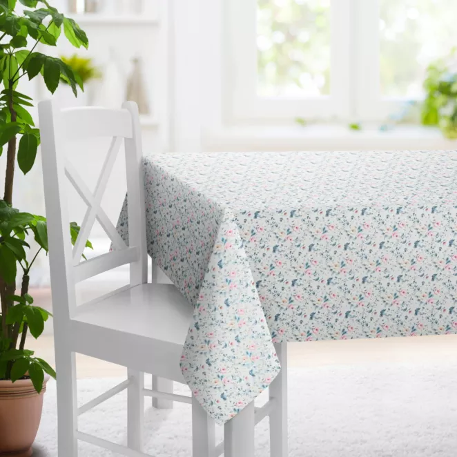 Obrus szyty jasnokremowo turkusowy z tkaniny o naturalnym splocie z nadrukowanym kwiatowym wzorem