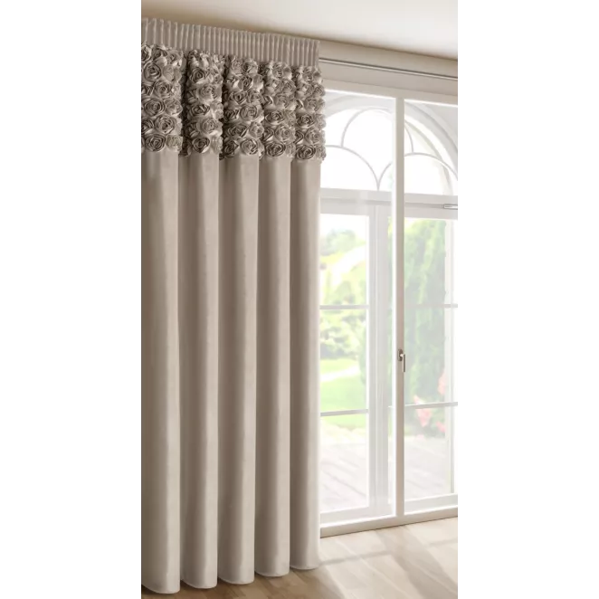 Zasłona ciemnobeżowa z welwetu zdobiona aplikacją 3D róż 140x270 cm taśma - ROSES Eva Minge