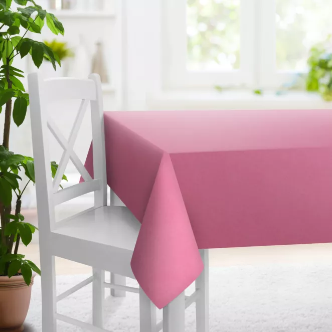 Obrus szyty różowy z gładkiej zaciemniającej tkaniny typu dimout