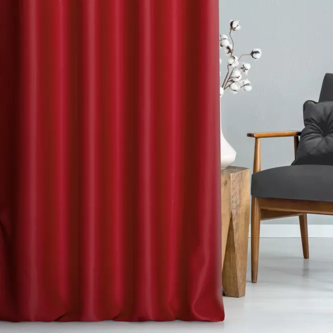 Zasłona szyta na taśmie 5 cm bordowa z gładkiej zaciemniającej tkaniny typu dimout