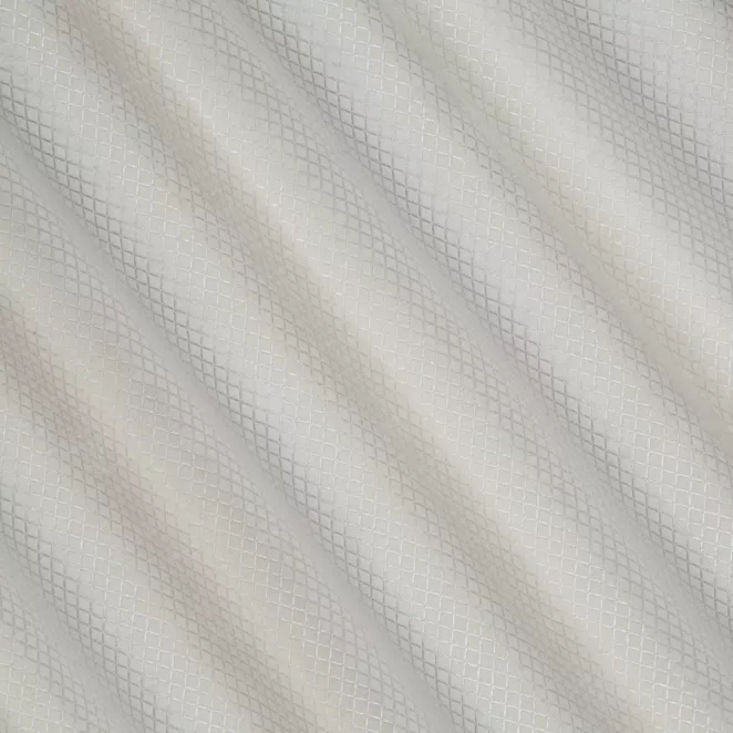 E134/1 Zasłona szyta na taśmie 5 cm kremowo srebrna z szenilowej tkaniny w drobny geometryczny wzór przetykany błyszczącą nicią