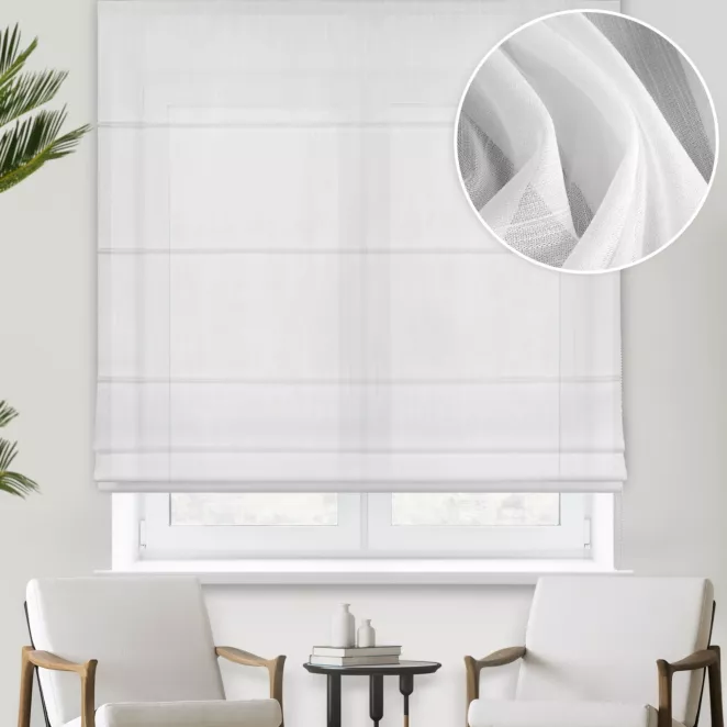 Roleta rzymska biała z miękkiej tkaniny z rysunkiem delikatnych linii wykończonej obciążnikiem