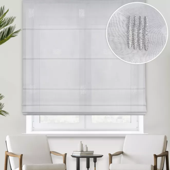 Roleta rzymska IVO biała z matowej tkaniny haftowanej w geometryczny wzór, wykończona obciążnikiem