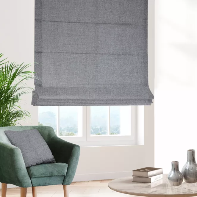 Roleta rzymska popielata z miękkiej tkaniny w stylu eko, z efektem melanżu, przetykana metaliczną nicią