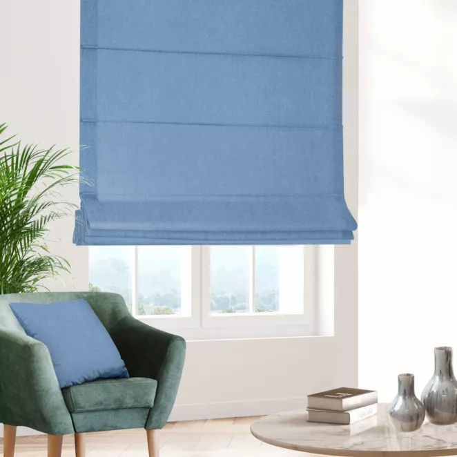 Roleta rzymska jasnoniebieska z miękkiej tkaniny o welurowej strukturze