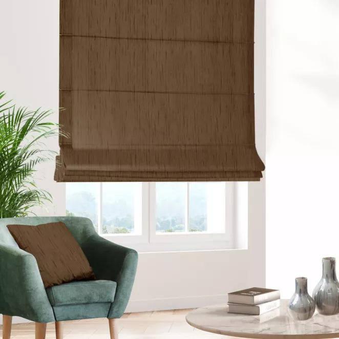 Roleta rzymska jasnobrązowa z tkaniny welwetowej w pionowe prążki, wykończona obciążnikiem