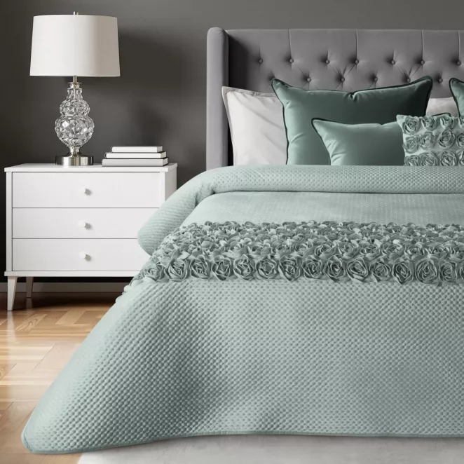Narzuta welwetowa miętowa 170x210 cm zdobiona pasem róż 3D ROSES Eva Minge