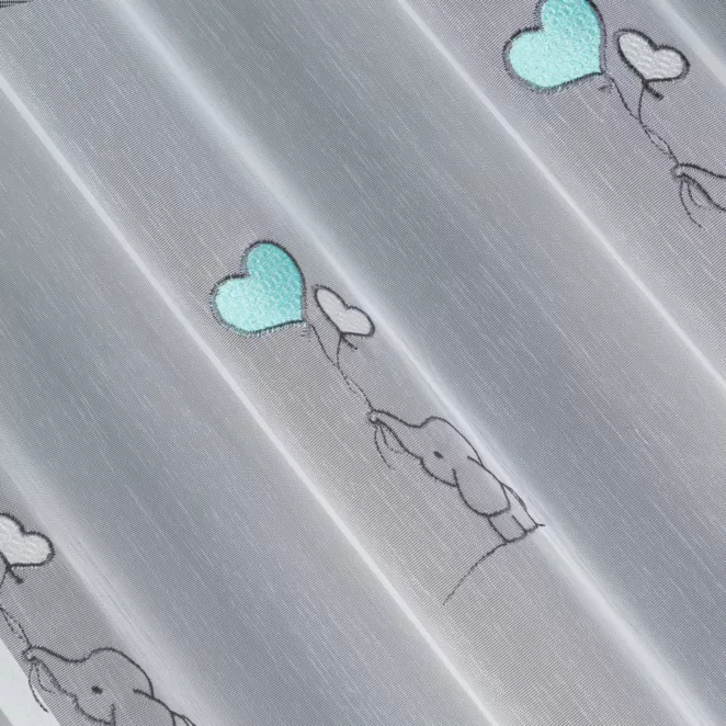 L144/6 Firana szyta na taśmie 5 cm biało turkusowa z matowej tkaniny ADEN haftowanej w dziecięcy wzór