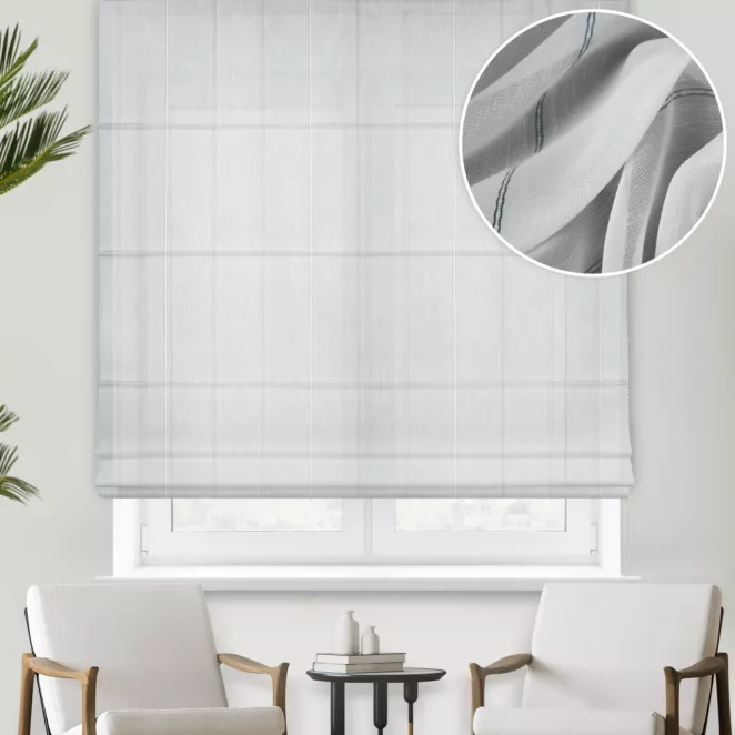 Roleta rzymska biało granatowa z miękkiej tkaniny o naturalnym splocie z pionowymi pasami, wykończona obciążnikiem