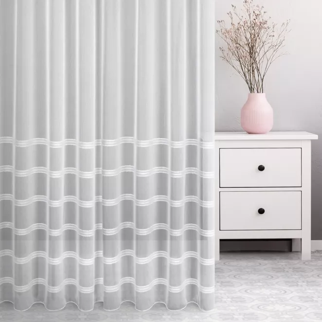 Firana szyta na taśmie 5 cm biało srebrna z delikatnej tkaniny zdobionej pasami lurex, wykończona obciążnikiem