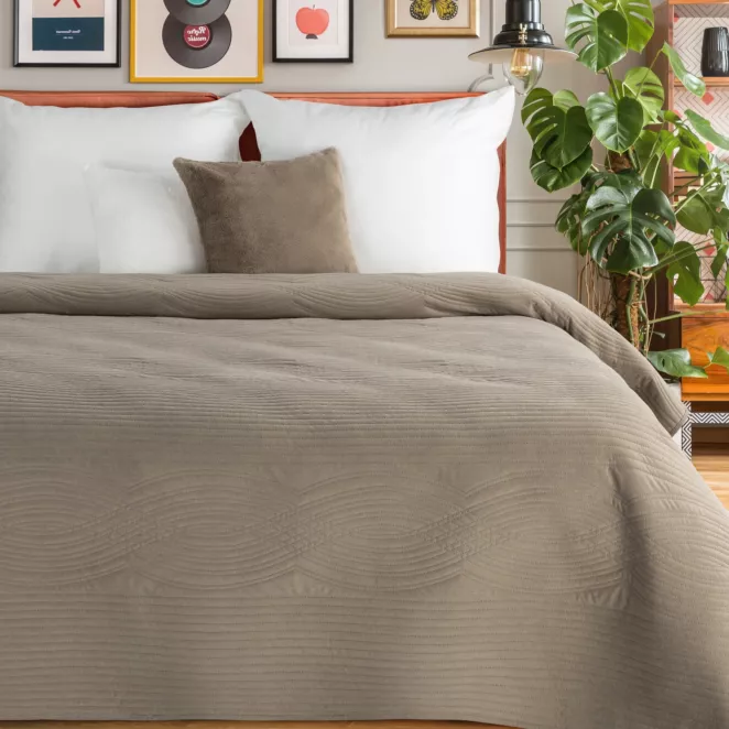 Narzuta welwetowa beżowa 170x210 cm pikowana metodą hot press w wzór geometryczny - VELVET2