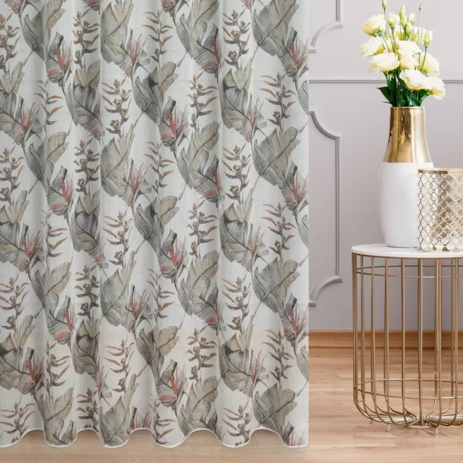 Firana szyta na taśmie 5 cm kremowo popielata z miękkiej tkaniny o naturalnym splocie, drukowanej w botaniczny wzór, wykończona obciażnikiem