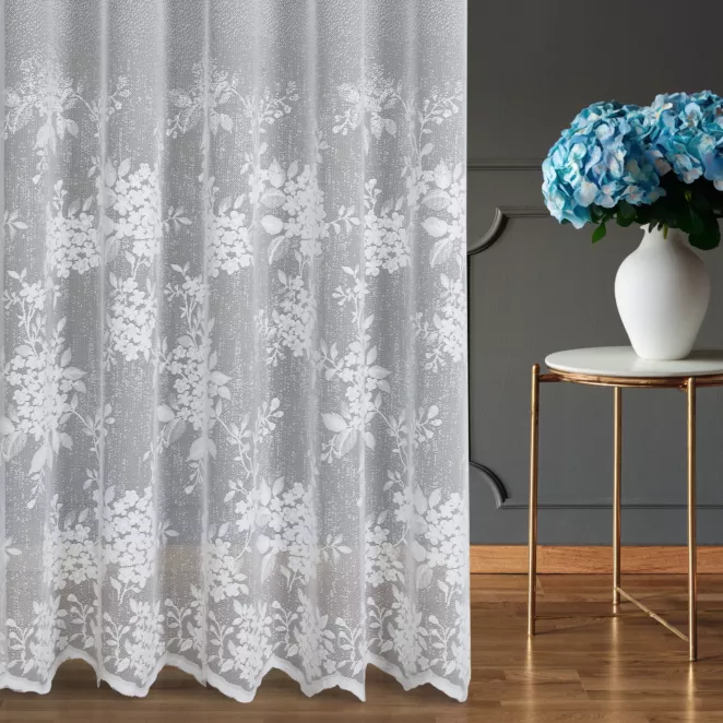 Firana szyta na taśmie 5 cm biała z tkaniny żakardowej zdobionej kwiatowym wzorem