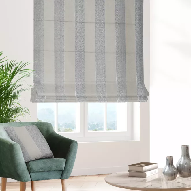 Roleta rzymska srebrna z szenilowej tkaniny w klasyczne pionowe pasy przetykane błyszczącą nicią