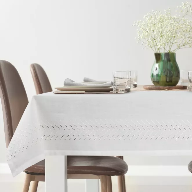Obrus jasnokremowy 160x240 cm INES z subtelnym haftem dekoracyjnym
