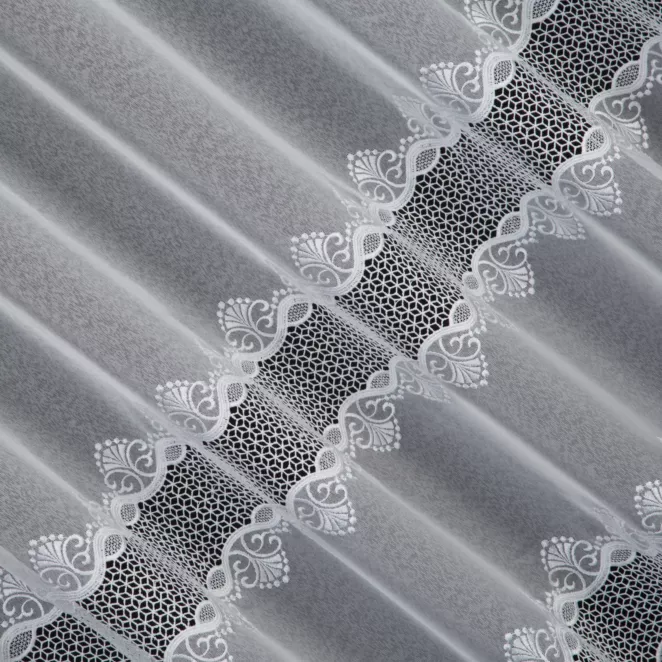 P271/1 Firana szyta na taśmie 5 cm biała z matowej markizety ozdobionej geometryczną aplikacją