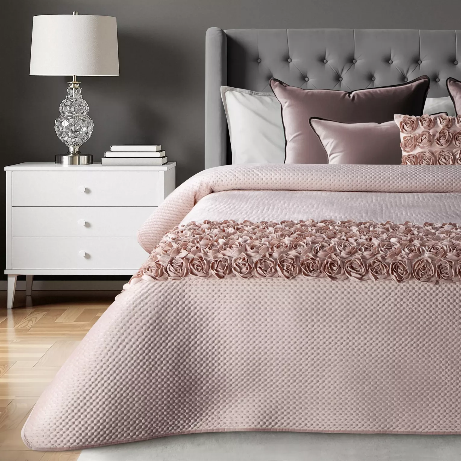 Narzuta welwetowa pudrowa 170x210 cm zdobiona pasem róż 3D ROSES Eva Minge