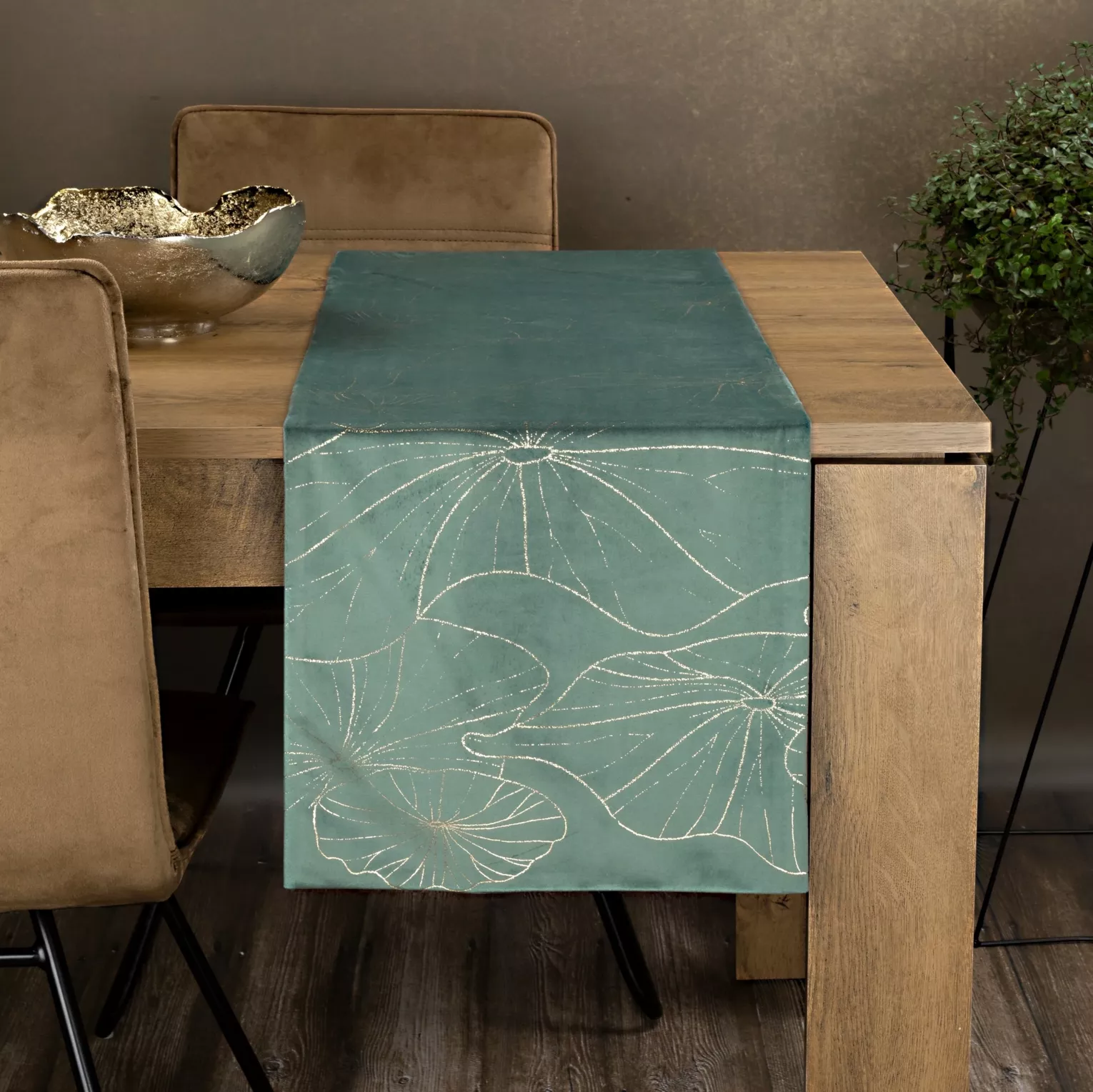 Bieżnik na stół ciemnomiętowo, złocisty 35x140 cm welwetowy BLINK 15 z liśćmi lilii wodnej