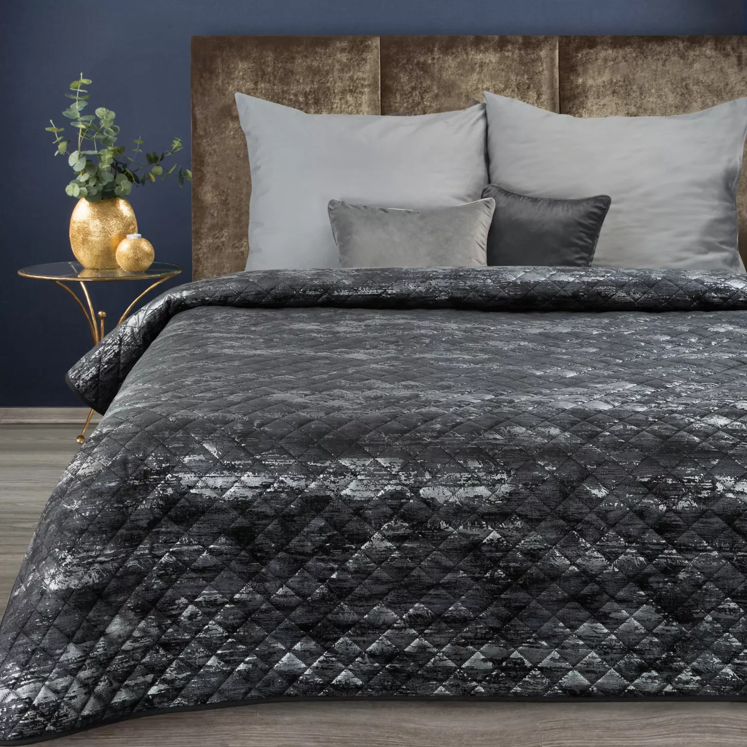 Narzuta welwetowa czarno, srebrna 170x210 cm pikowana metodą hot press z wzorem błyszczącej przecierki BLINK 3 Eurofirany Premium