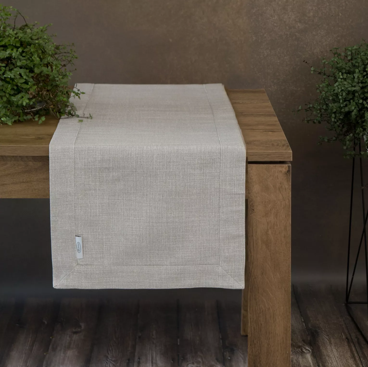 Bieżnik na stół srebrny 40x140 cm o płóciennym splocie BIANCA 1 z dodatkiem błyszczącej nici wykończony podwójną listwą na brzegach