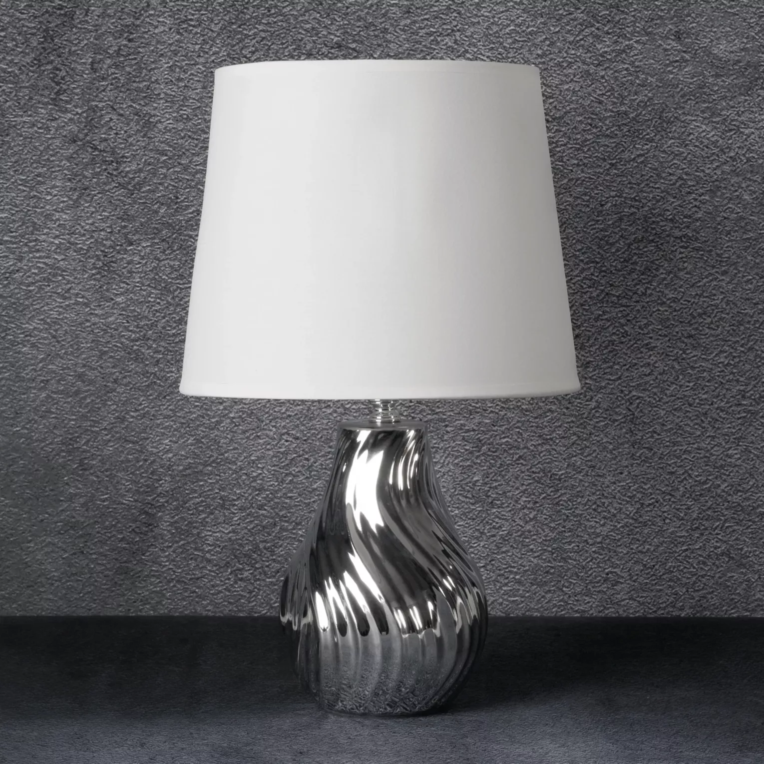 Lampka ceramiczna biało-srebrna  zdobiona wytłaczanym wzorem średnica 25x40 cm REINA