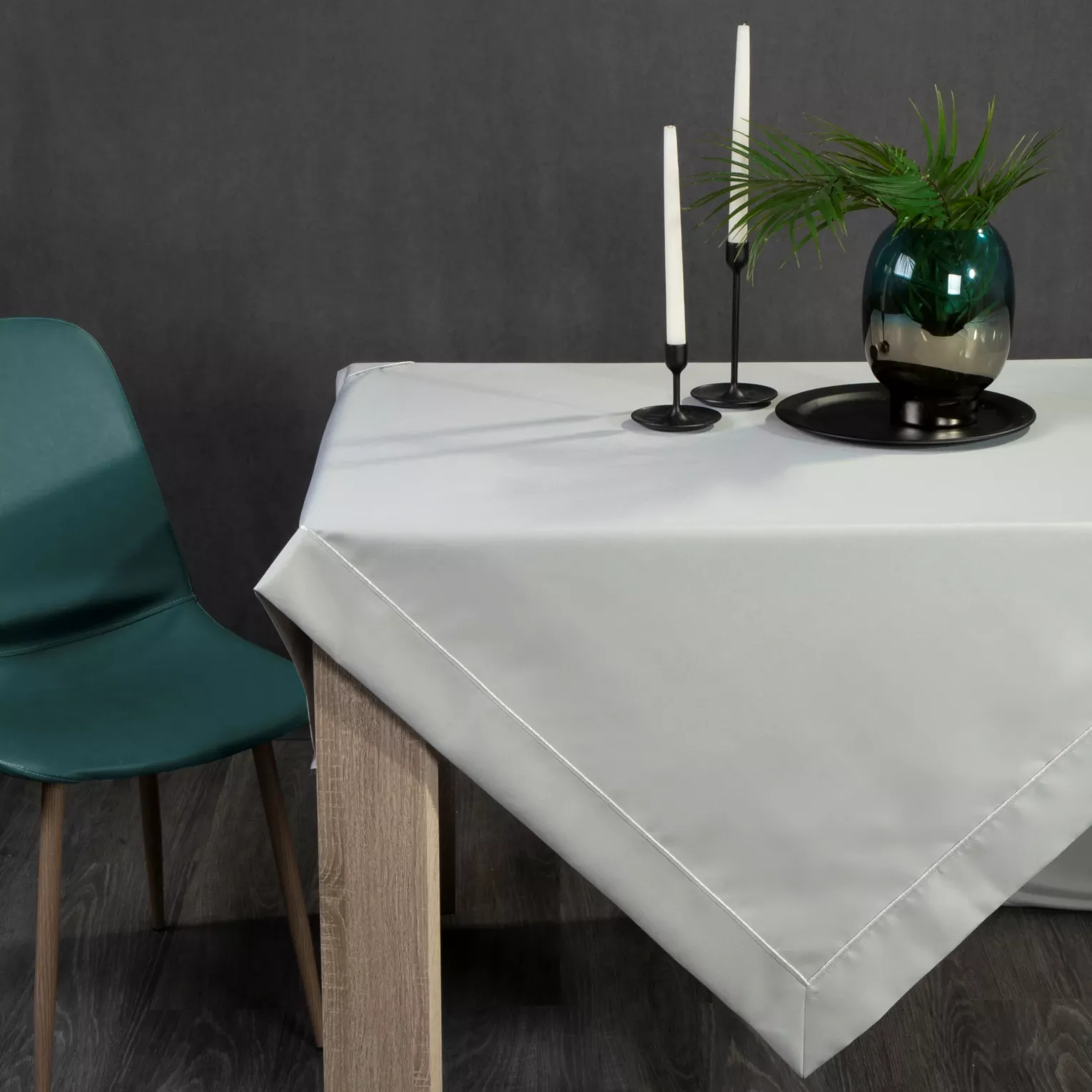 Obrus jasnoszary 145x280 cm KARIN z ozdobną listwą oraz delikatną wypustką w eleganckim opakowaniu