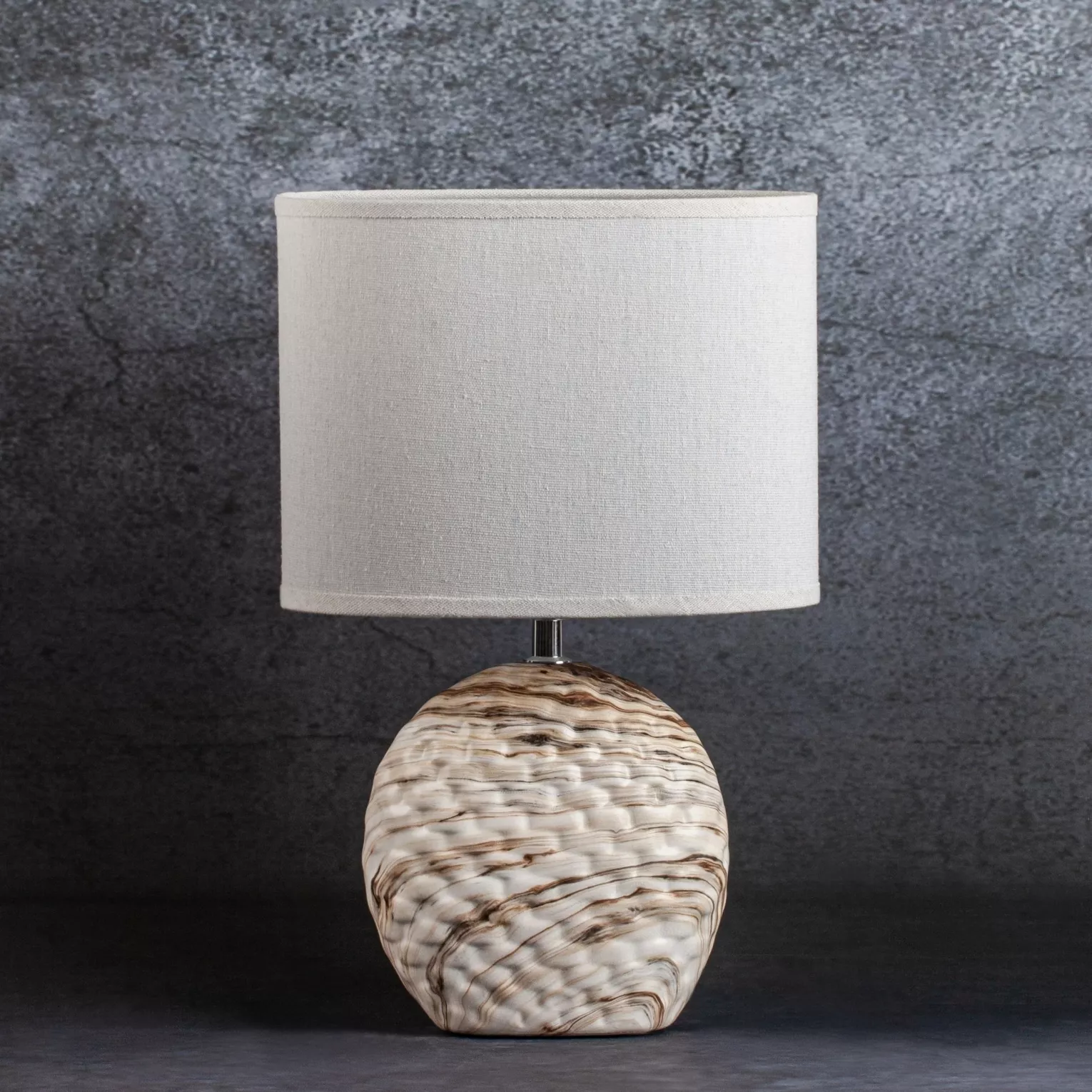 Lampa stołowa MARIA na  ceramicznej podstawie z wytłaczanym wzorem i abażurem z matowej tkaniny
