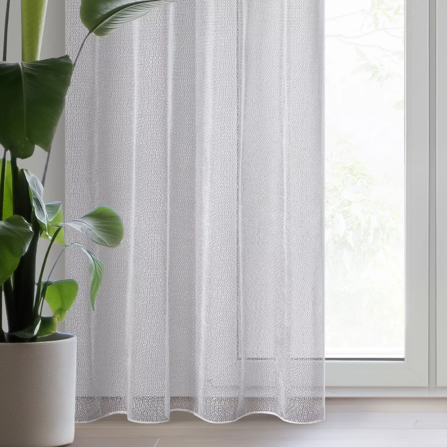 Firana biało, srebrna o strukturze siatki z efektem bukli z błyszczącą nicią 140x260 cm przelotka MAJA