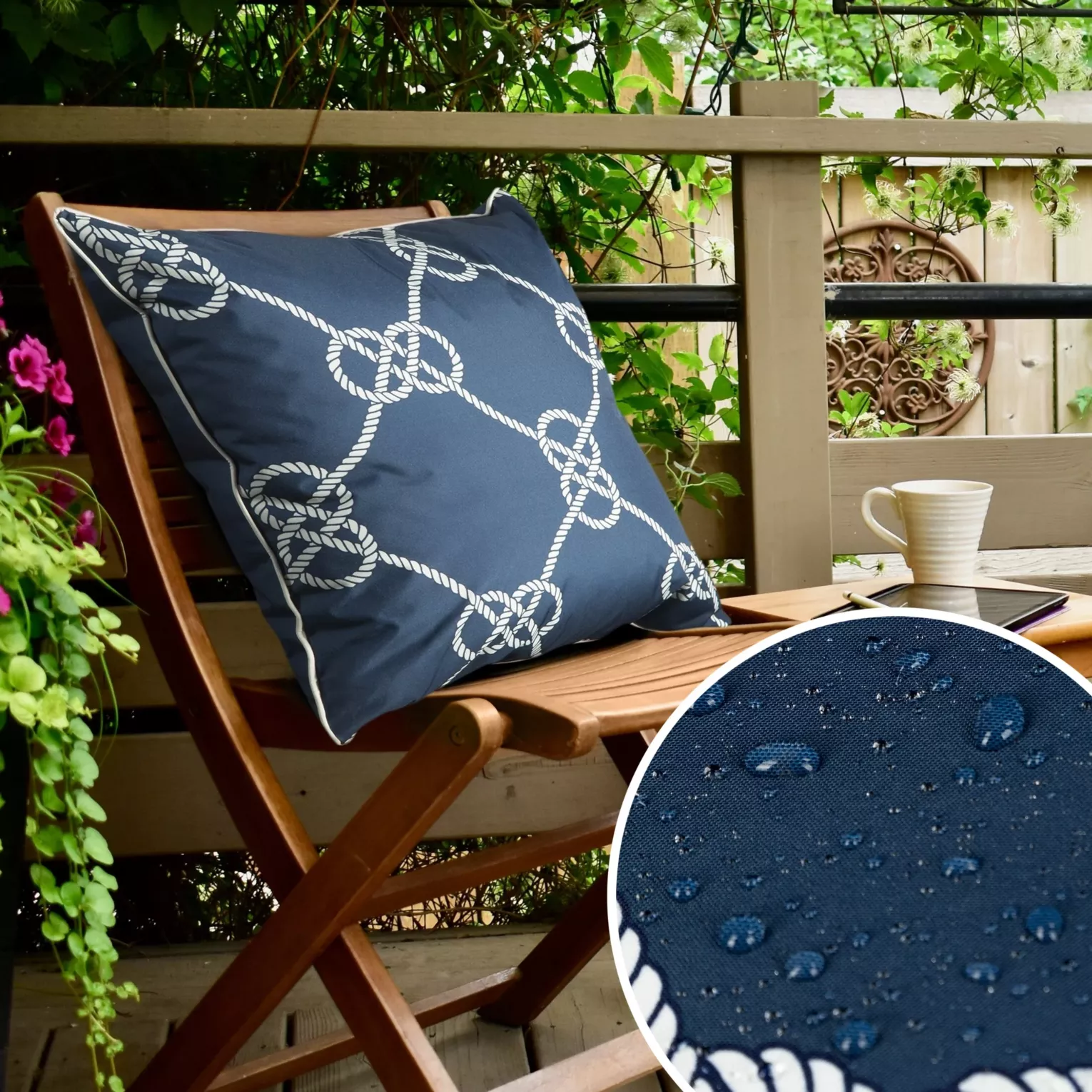 Poszewka na poduszkę 45x45 cm z tkaniny wodoodpornej granatowo, biała idealna na taras oraz balkon w stylu marynistycznym GARDEN