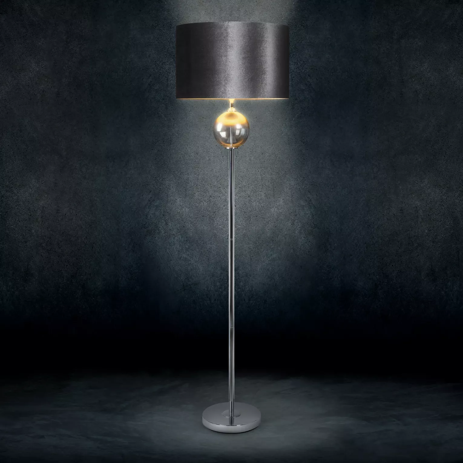 Lampa stojąca KELSI na podstawie łączącej szkło i metal z welwetowym abażurem