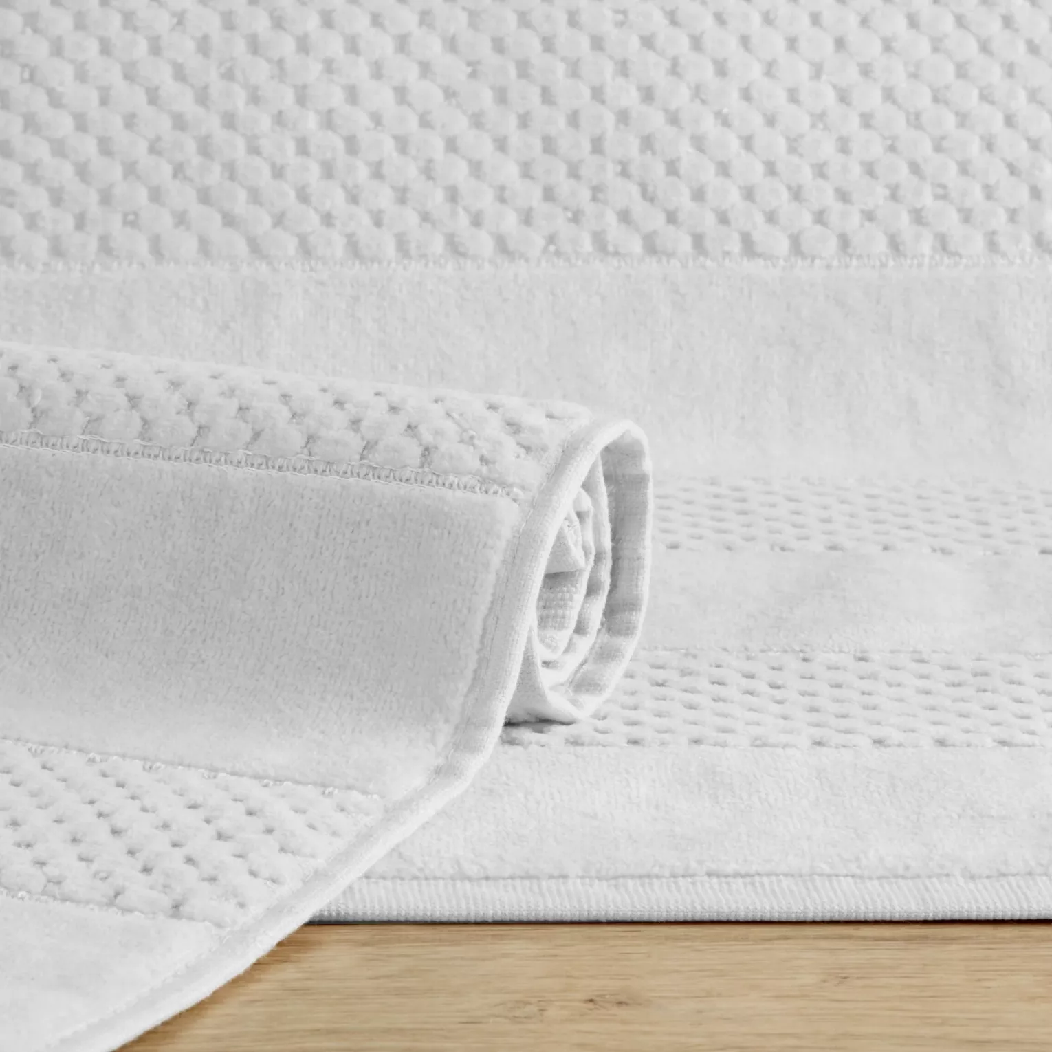 Dywanik łazienkowy bawełniany zdobiony geometrycznym wzorem 60x90 cm  JESSI
