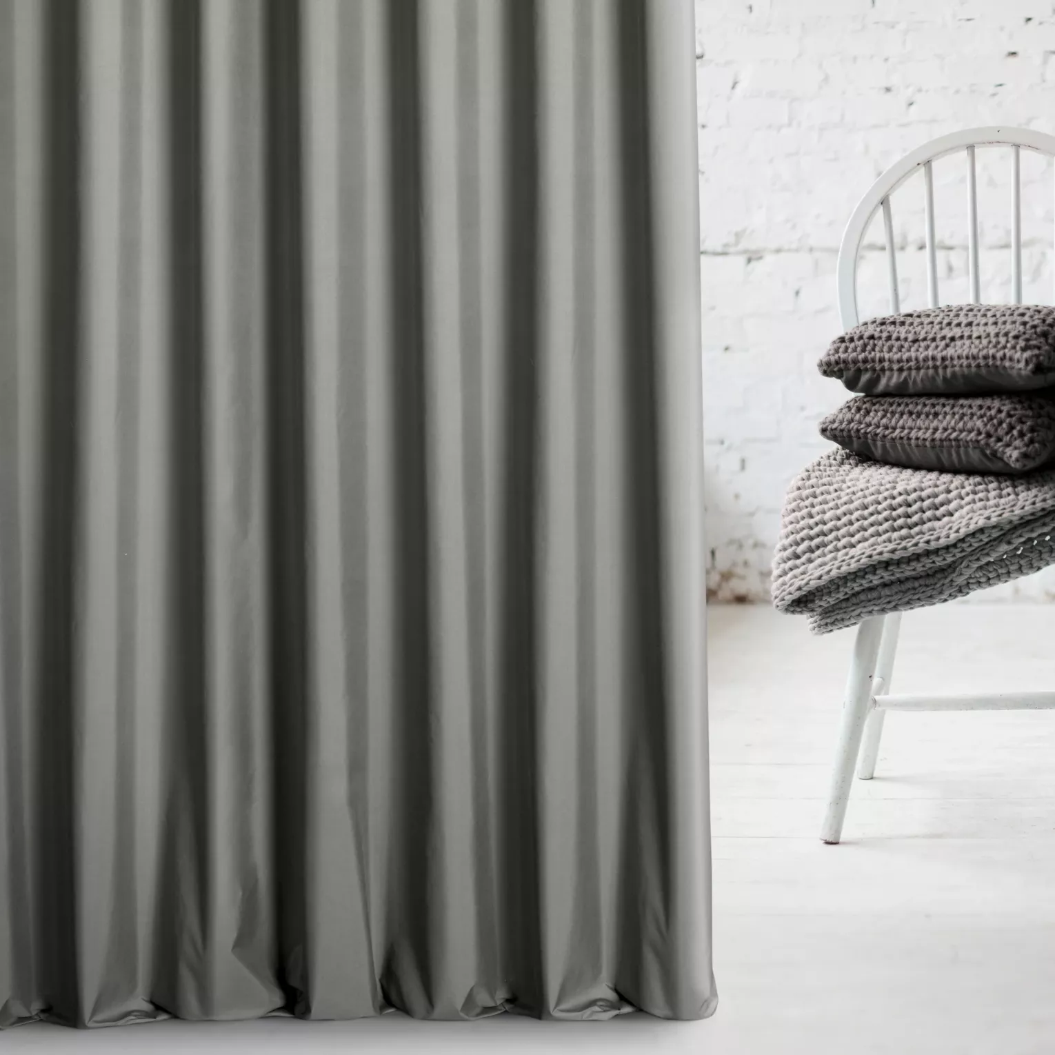 Zasłona szyta na taśmie fala stalowa z tkaniny typu Blackout zaciemniającej w 100%