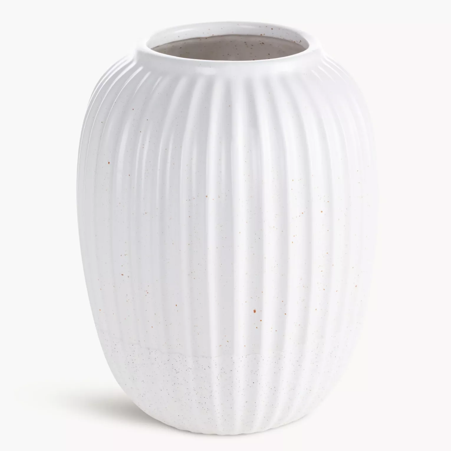 Wazon dekoracyjny biały zdobiony tłoczonym wzorem prążków 20x25 cm KAJLA