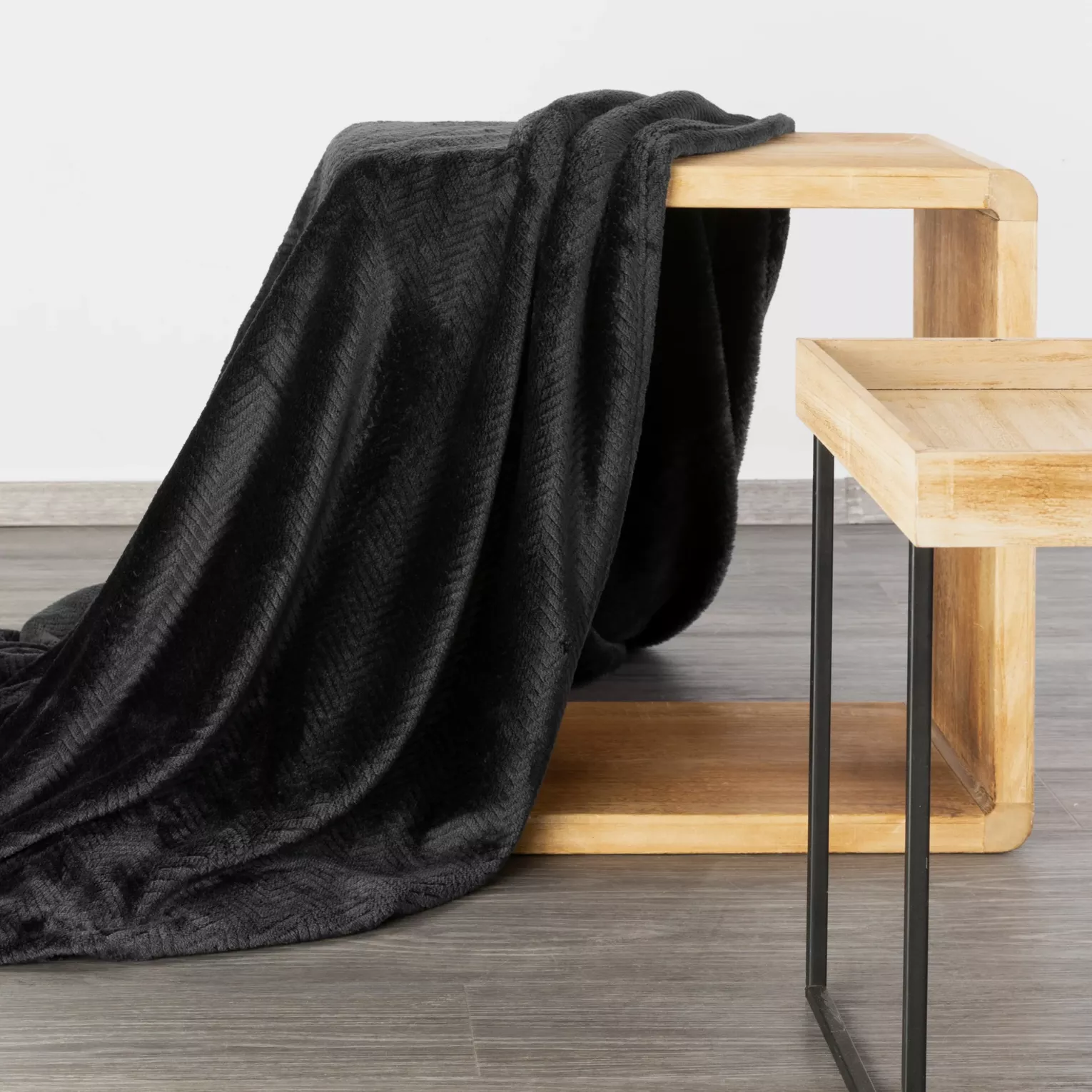 Koc 200x220 cm czarny miękki w dotyku z wytłaczanym wzorem jodełki CINDY 5 Design 91