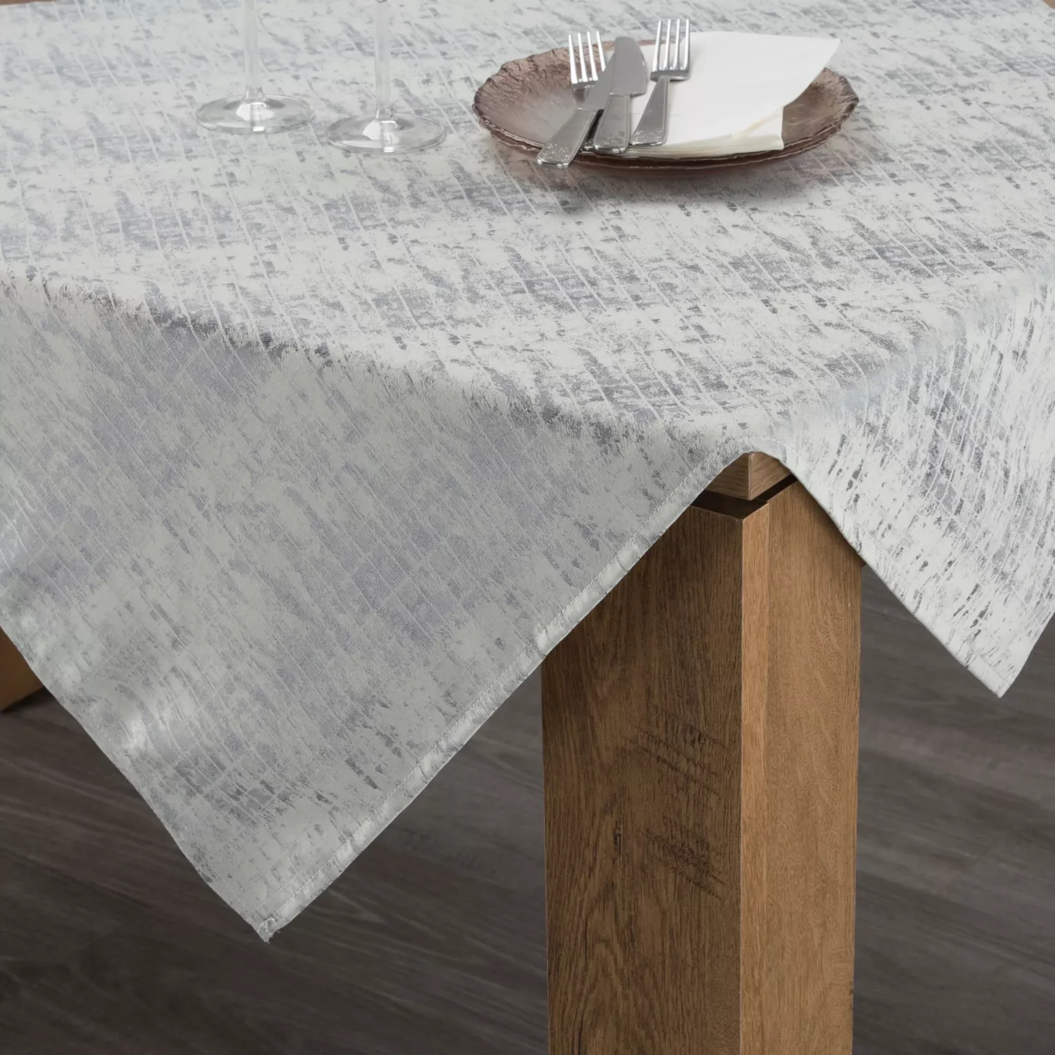 Obrus srebrny 140x260 cm żakardowy ALINA z subtelnym delikatnym wzorem przecierki