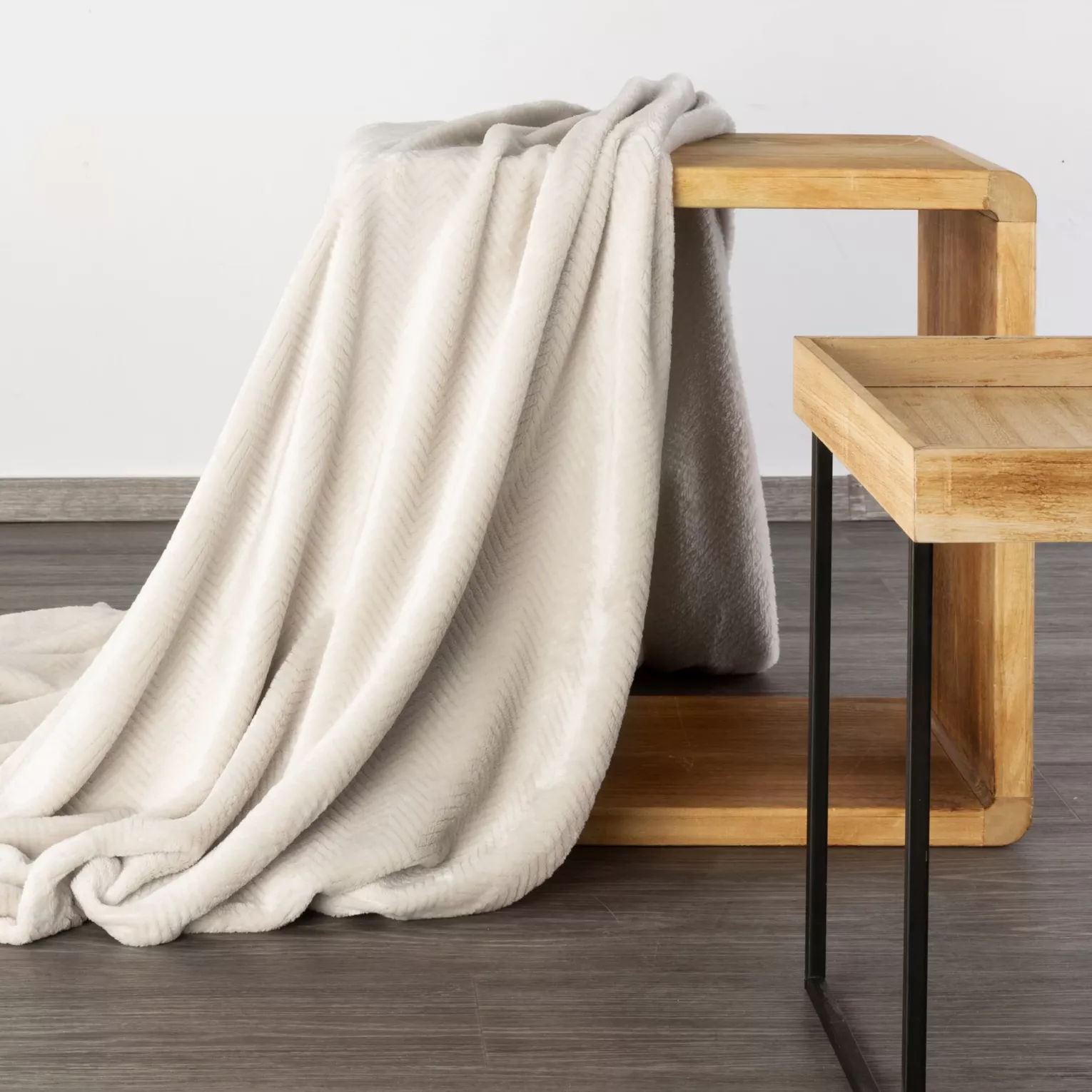 DESIGN 91 Koc CINDY 5 miękki i miły w dotyku z wytłaczanym wzorem jodełki