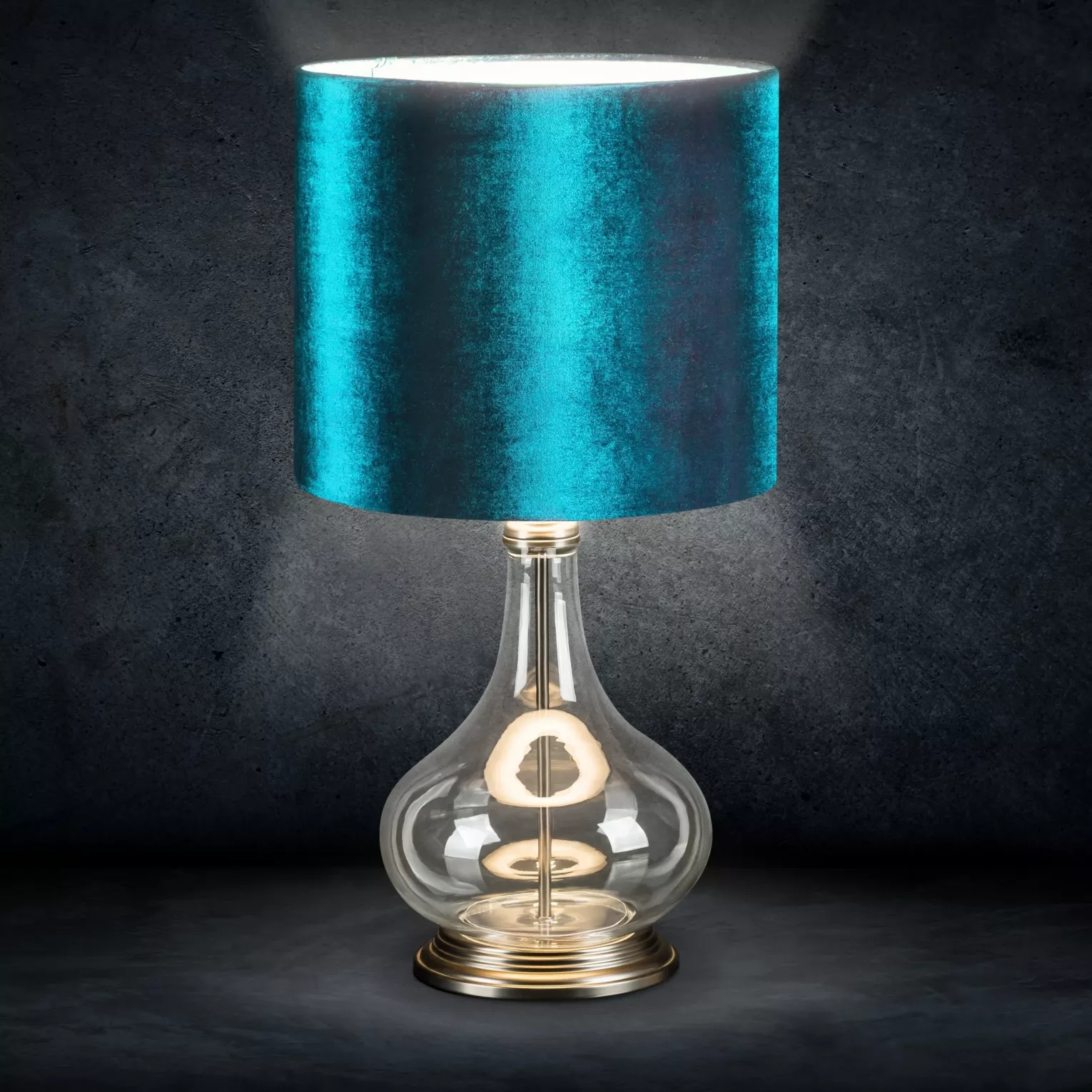 Lampa stołowa do pokoju turkusowa na podstawie z przezroczystego szkła z abażurem z lśniącego welwetu 32x61 cm KIM