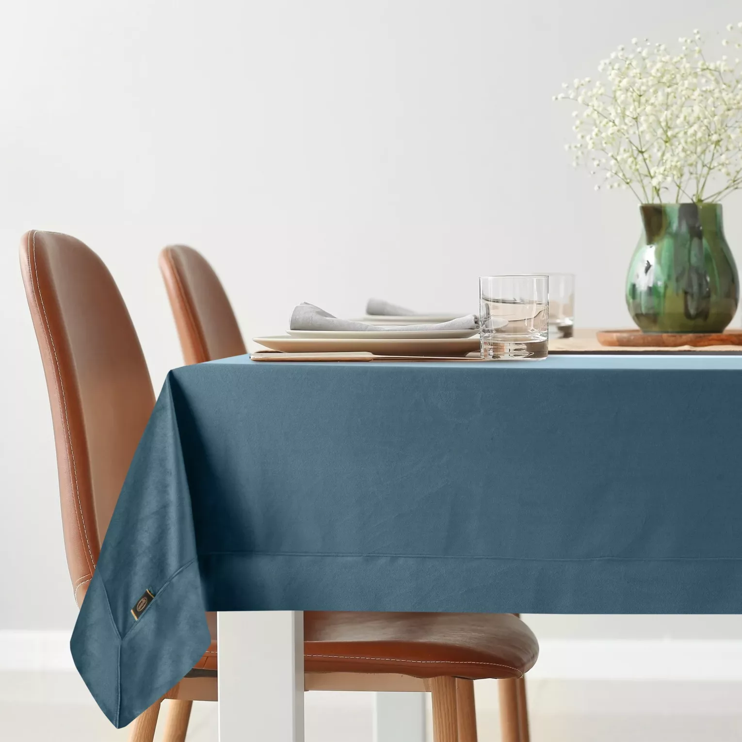 Obrus granatowy 145x180 cm welwetowy VELVET z ozdobną listwą