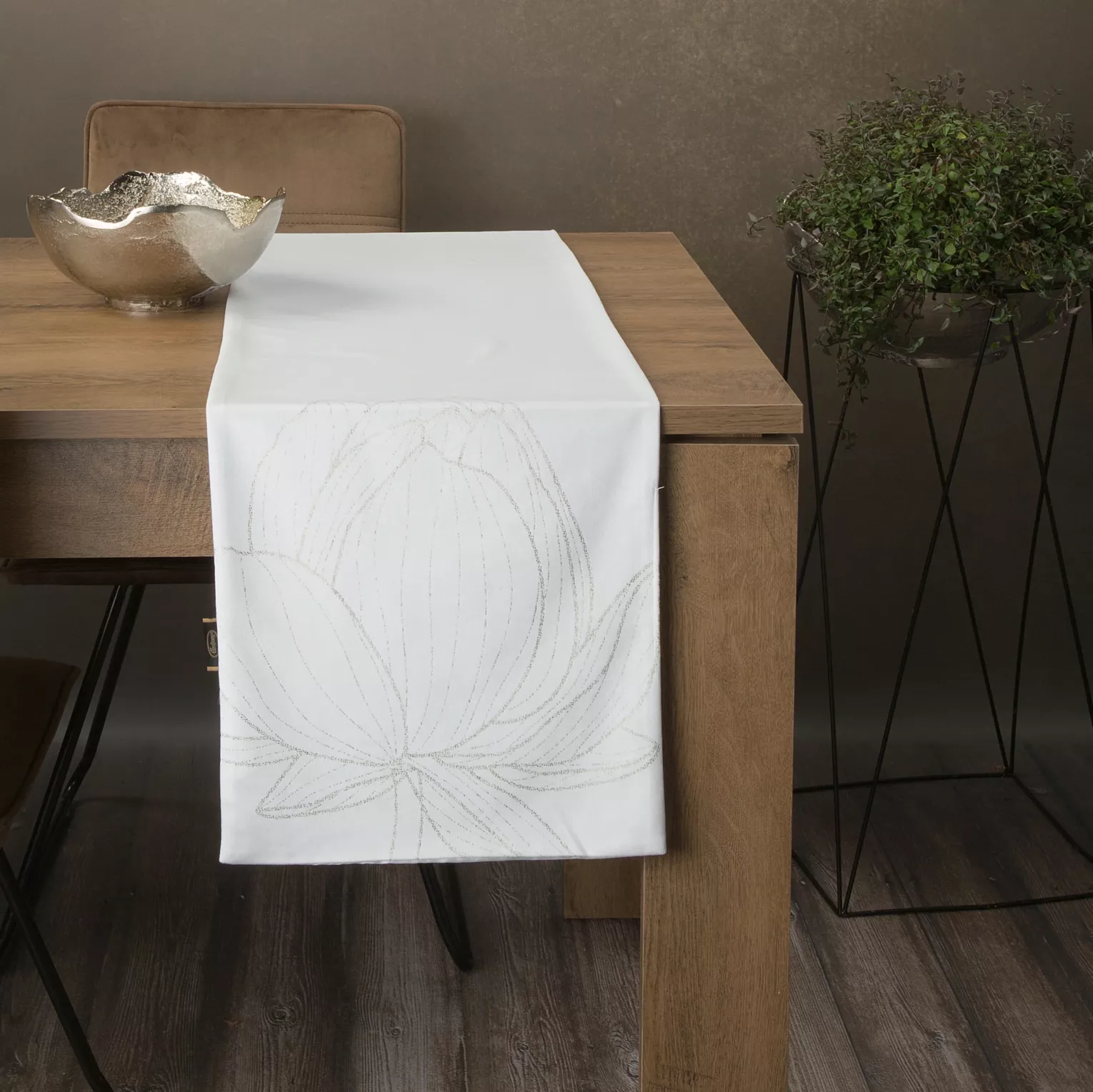 Bieżnik na stół biały 35x220 cm welwetowy BLINK 12 z dużym wzorem kwiatu lotosu