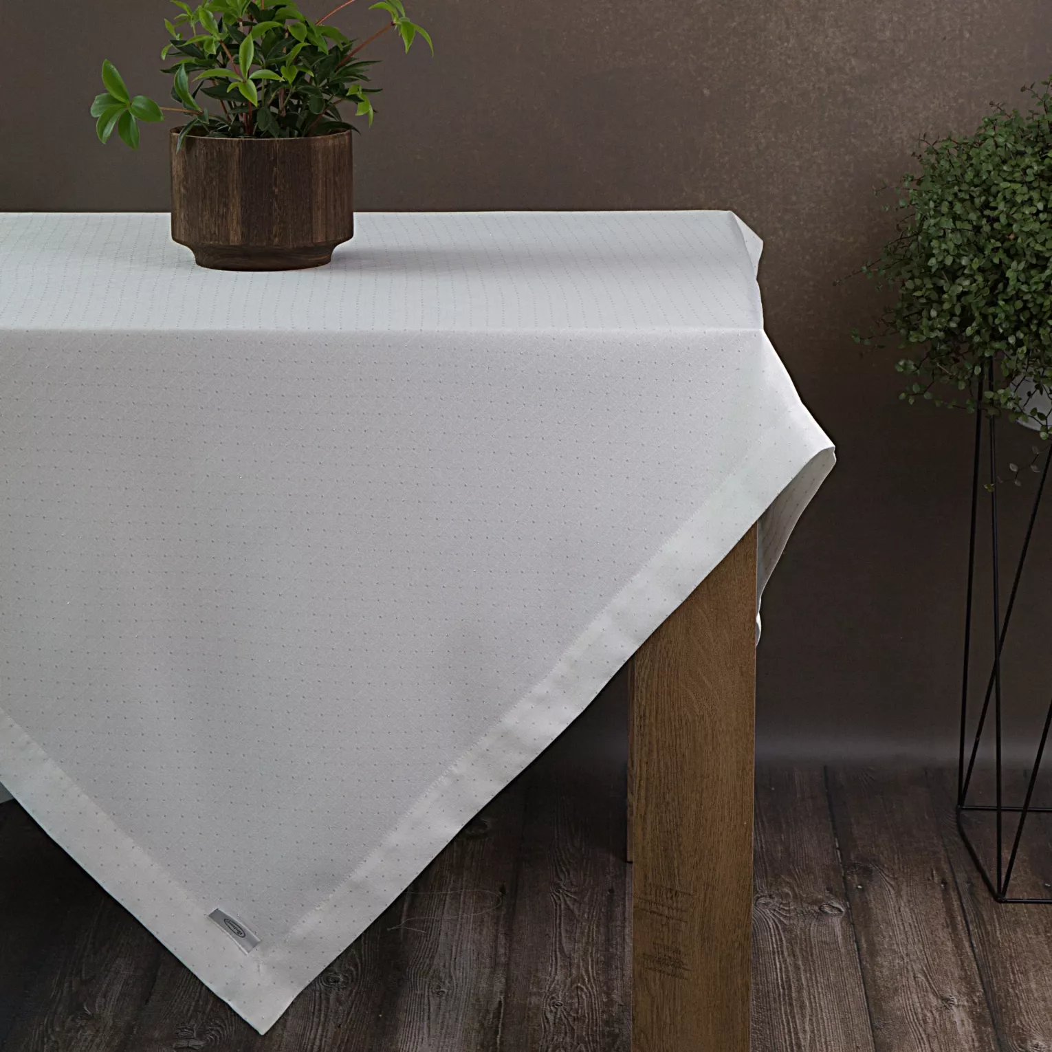Obrus biały 140x240 cm ELLEN zdobiony drobnymi srebrnymi kropkami i elegancką listwą