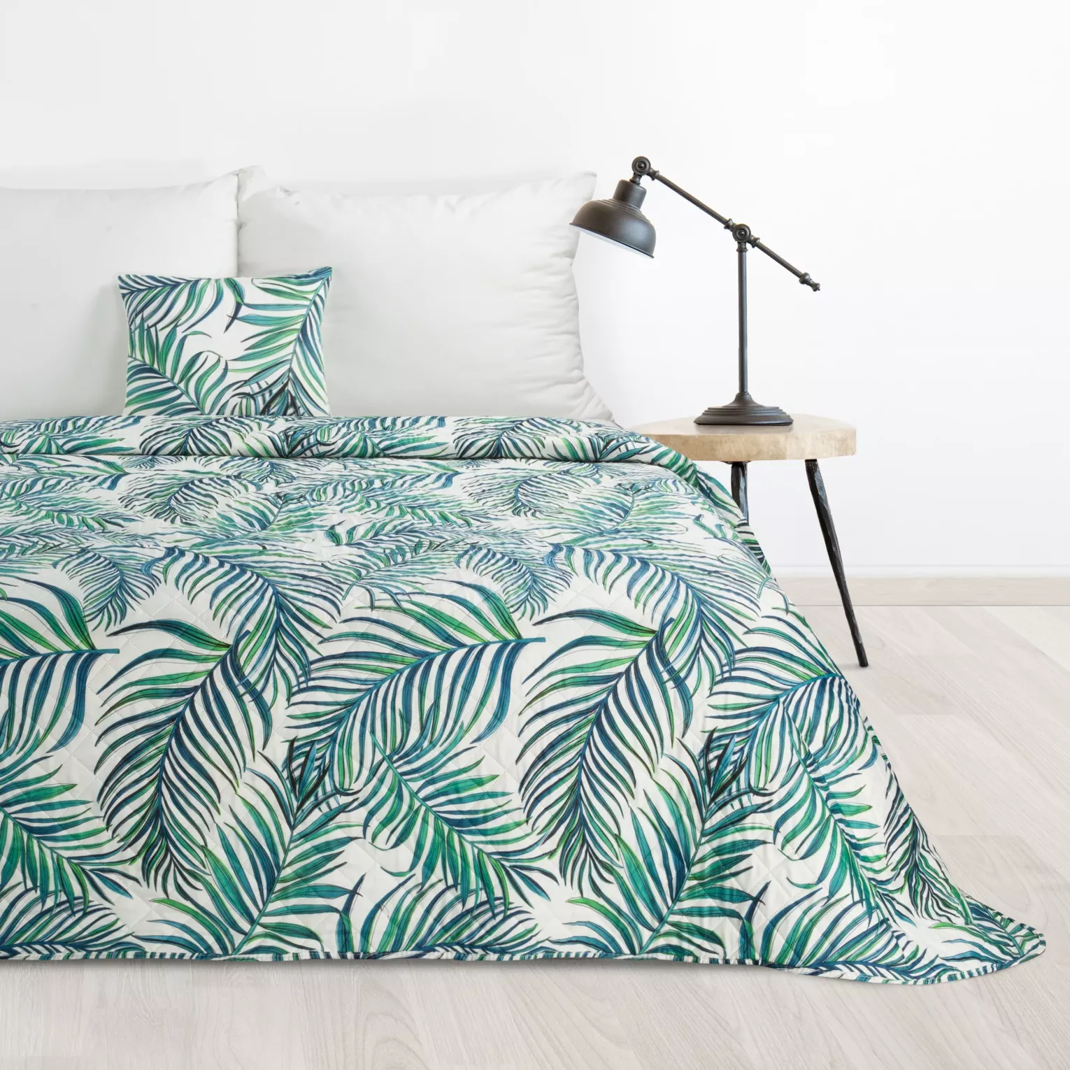 Narzuta biało, niebieska 200x220 cm z nadrukiem palmowych liści pikowana techniką hot press PALMS 2 Design 91