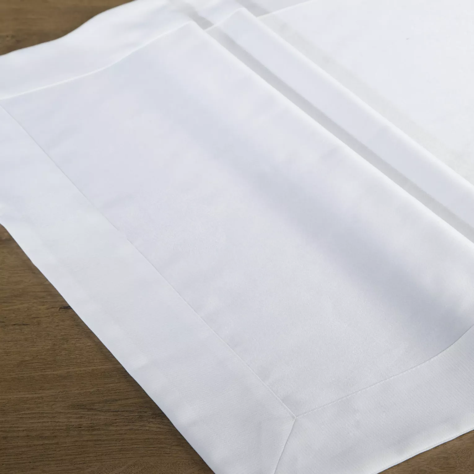 Bieżnik na stół biały 85x85 cm MILA zdobiony delikatnie nabłyszczaną listwą w eleganckim opakowaniu